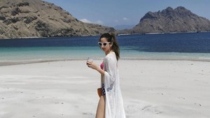 Di Pantai Ini Nia Ramadhani Bilang Beautiful Indonesia