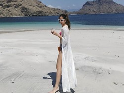Di Pantai Ini Nia Ramadhani Bilang Beautiful Indonesia