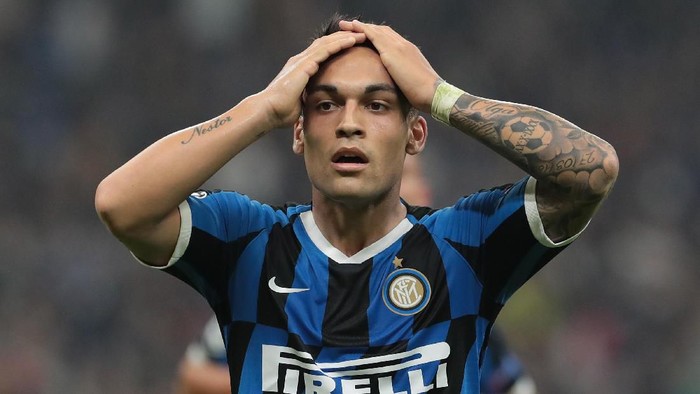 MILAN, ITALY - OCTOBER 23:  Lautaro Martinez of FC Internazionale reacts after missing a penalty kick during the UEFA Champions League group F match between FC Internazionale and Borussia Dortmund at Giuseppe Meazza Stadium on October 23, 2019 in Milan, Italy.  (Photo by Emilio Andreoli/Getty Images)