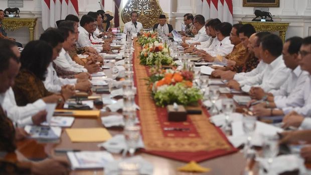 Presiden Joko Widodo (kiri) didampingi Wakil Presiden Ma'ruf Amin (kanan) memimpin sidang kabinet paripurna di Istana Merdeka, Jakarta, Kamis (24/10/2019). Sidang kabinet paripurna itu merupakan sidang perdana yang diikuti menteri-menteri Kabinet Indonesia Maju. ANTARA FOTO/Akbar Nugroho Gumay/hp.