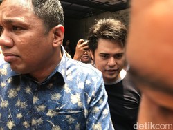 Tiba di PN Jaksel, Trio Ikan Asin Dikawal Bodyguard