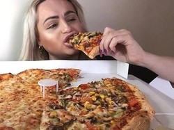 Mukbang Burger hingga Pizza, YouTuber Ini Klaim Gangguan Makannya Sembuh