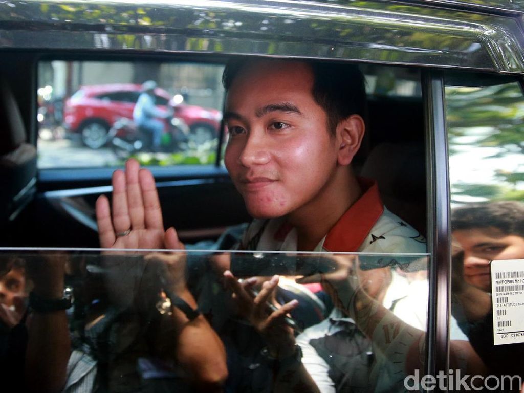 Ternyata, Gibran Suka Kirim-kirim Foto Blusukan ke Hasto-Puan Ternyata, Gibran Suka Kirim-kirim Foto Blusukan ke Hasto-Puan
