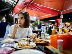 Adu Gaya Makan Istri Menteri yang Cantik dan Modis