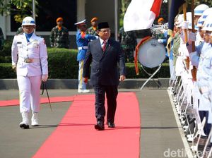 Momen Prabowo Cek Pasukan Jelang Sertijab Menhan