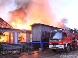 Mesin Tekstil Diduga Picu Kebakaran Pabrik di Cikancung Bandung