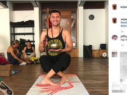 Viral #JokowiChallenge, Anjasmara Ikut-ikutan Duduk Silang ala Jokowi