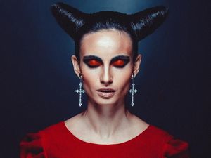 Viral, Wanita Pasang Tanduk di Kepala untuk Halloween Tapi Tidak Bisa Lepas