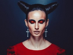 Viral, Wanita Pasang Tanduk di Kepala untuk Halloween Tapi Tidak Bisa Lepas