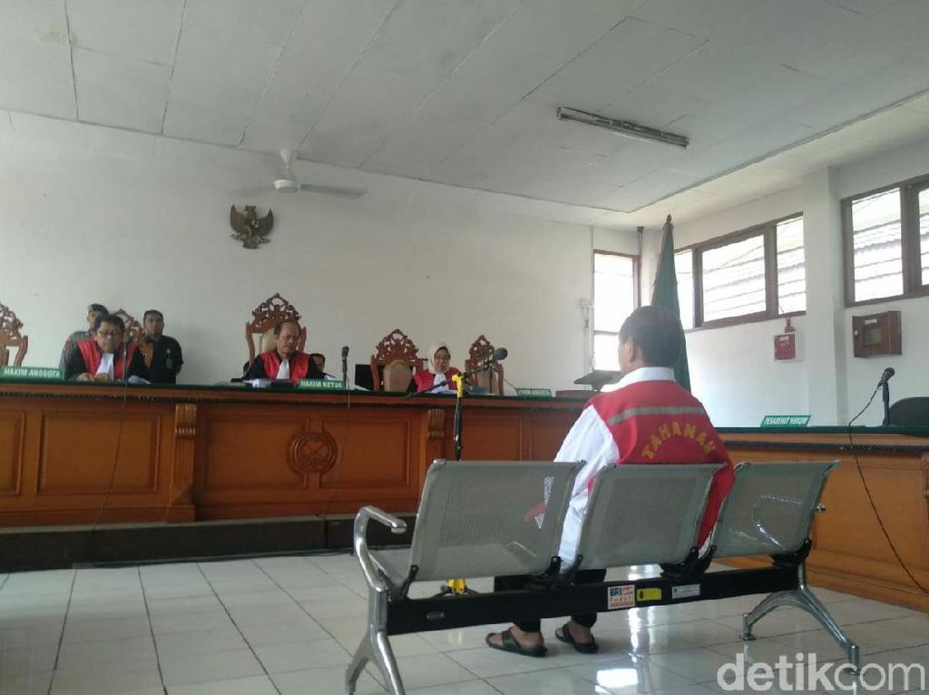 Eks Bos Radio di Bandung Didakwa Gelapkan Uang Nasabah Rp 5,6 M Eks Bos Radio di Bandung Didakwa Gelapkan Uang Nasabah Rp 5,6 M