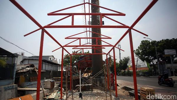 Melihat Pembangunan Lapak PKL di Jalan Cipinang Jaya