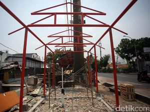 Melihat Pembangunan Lapak PKL di Jalan Cipinang Jaya