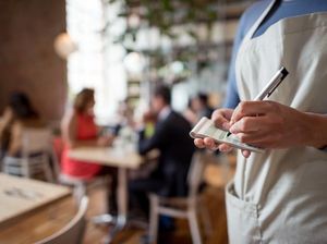 Alih-alih Uang, Kafe Ini Bayar Pegawainya Pakai Makanan!