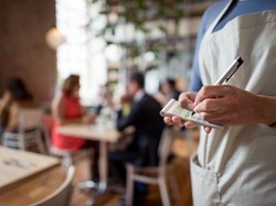 Alih-alih Uang, Kafe Ini Bayar Pegawainya Pakai Makanan!