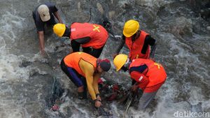 Sampah di Aliran Kali Krukut Depok Dibersihkan