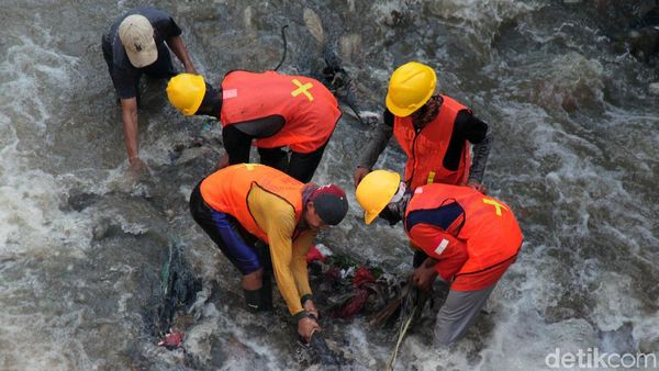 Sampah di Aliran Kali Krukut Depok Dibersihkan