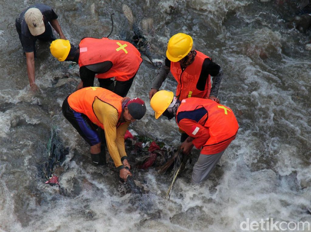 Sampah di Aliran Kali Krukut Depok Dibersihkan Sampah di Aliran Kali Krukut Depok Dibersihkan