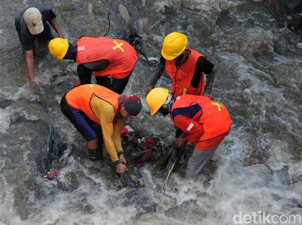 Sampah di Aliran Kali Krukut Depok Dibersihkan