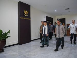 Maruf Amin Pakai Sarung di Sidang Kabinet Perdana