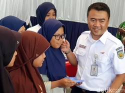 Terpapar Gadget, Puluhan Bocah SD Sukabumi Terima Kacamata Gratis