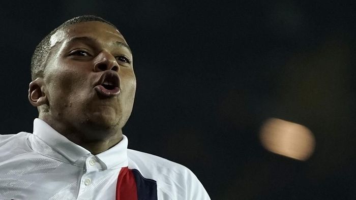 Kylian Mbappe dikecam usai mengeluh hanya menjadi cadangan saat PSG mengalahkan Brugge. (Foto: Kenzo TRIBOUILLARD / AFP)
