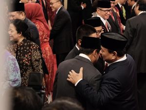 Prabowo Selamati dan Peluk Wamenhan Sakti Wahyu Trenggono
