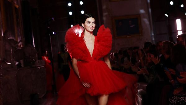 Foto: Cantiknya Kendall Jenner di Catwalk H&M x Giambattista Valli