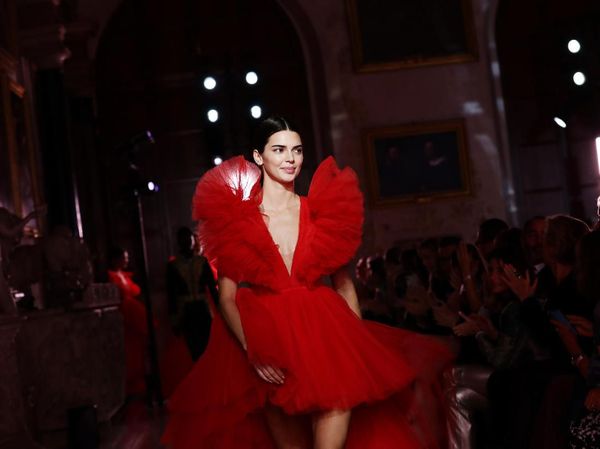 Foto: Cantiknya Kendall Jenner di Catwalk H&M x Giambattista Valli