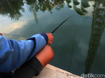 Yuk! Menikmati Sore Sambil Memancing di Danau Masjid Al Jabbar