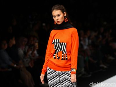 Foto: Aksi Model Difabel Warnai Catwalk Jakarta Fashion Week 2020