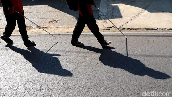 Puluhan Difabel Gelar Aksi Jalan Kaki di Kota Bandung