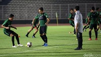 Latihan ini dipimpin langsung oleh pelatih Indra Sjafri.