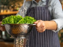 Cara Cuci Selada dan Sayuran Hijau untuk Salad