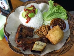 Enak Banget! 5 Ayam Bakar Kaki Lima yang Juicy Manis Gurih