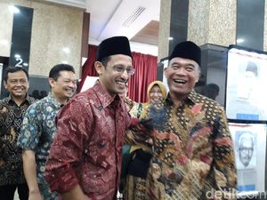 Nadiem dan Muhadjir Salat Jumat Bareng di Masjid Kemendikbud Nadiem dan Muhadjir Salat Jumat Bareng di Masjid Kemendikbud