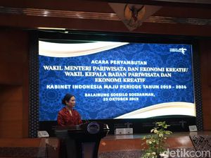 Potret Perdana Wakil Menteri Angela Tanoe di Kantornya