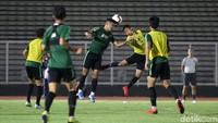 Pemain sepak bola timmas U23 melakukan latihan di Stadion Madya, Komplek Gelora Bung Karno, Jakarta, Jumat (25/10/2019).