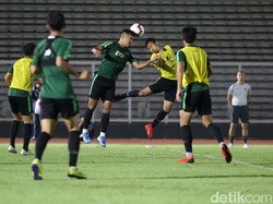 Pemain sepak bola timmas U23 melakukan latihan di Stadion Madya, Komplek Gelora Bung Karno, Jakarta, Jumat (25/10/2019).