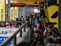 Dilema Duduk Ngangkang Saat KRL Penuh, Mau Tegur Takut Tersinggung