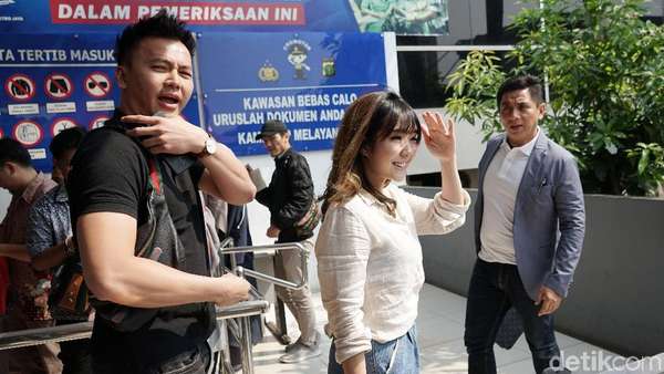 Penampakan Gisel dan Wijin saat Lapor di Polda Penampakan Gisel dan Wijin saat Lapor di Polda