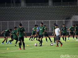 Latihan dimulai dengan tim dibagi ke dalam dua kelompok besar. Kemudian, para skuat Garuda Muda -julukan Timnas U-23- melakukan peregangan otot dengan dibantu sebuah tali di tiap pemainnya.