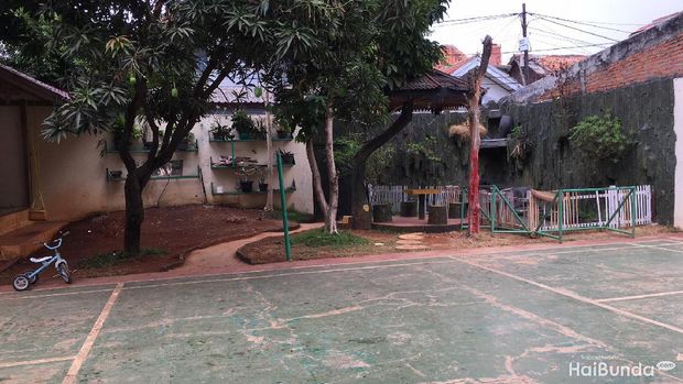 Lapangan dan taman belakang di Nafa Islamic Daycare