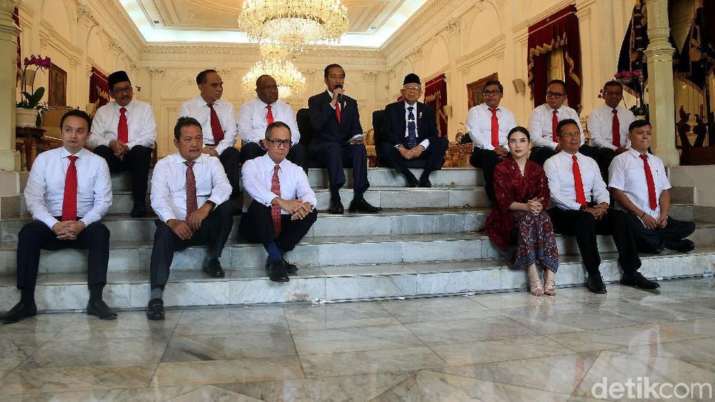 Begini Momen Jokowi Lesehan Bareng 12 Wakil Menteri