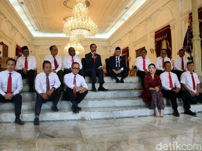 Begini Momen Jokowi Lesehan Bareng 12 Wakil Menteri