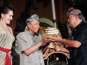 UWRF 2019 Beri Penghargaan Seumur Hidup pada Made Taro UWRF 2019 Beri Penghargaan Seumur Hidup pada Made Taro