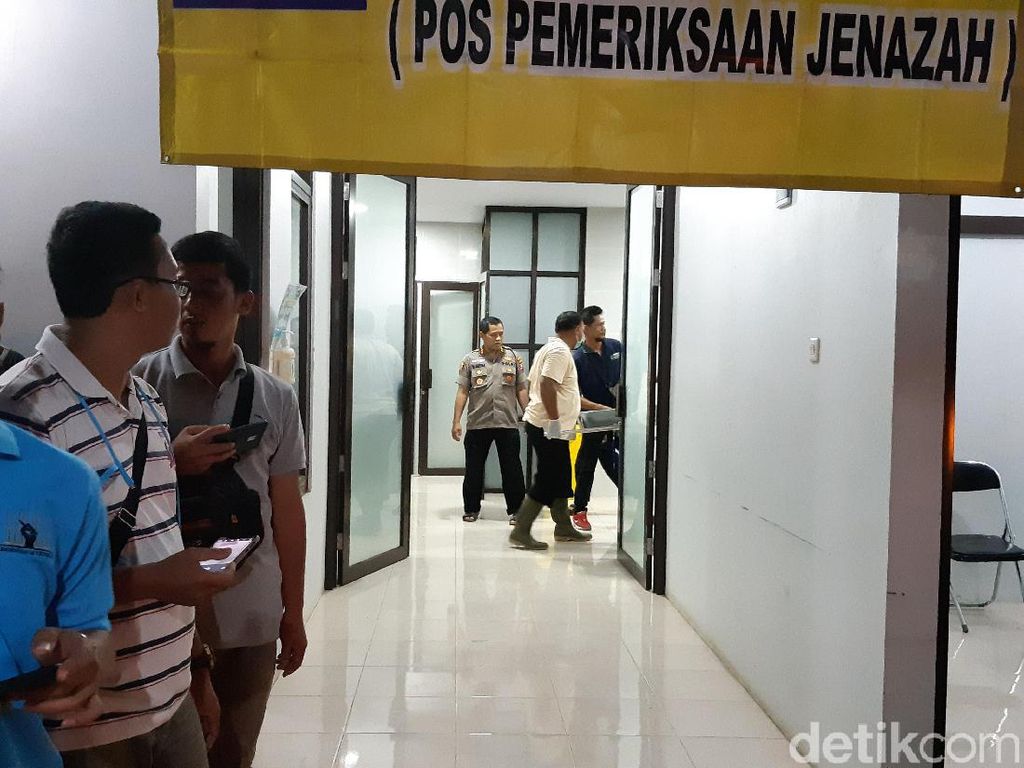 5 Siswa SMP Tenggelam di Baduy Luar, Polisi Buka Posko Identifikasi Jenazah 5 Siswa SMP Tenggelam di Baduy Luar, Polisi Buka Posko Identifikasi Jenazah
