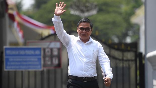 Calon Wakil Menteri LHK Alue Dohong melambaikan tangan usai bertemu Presiden Joko Widodo di Kompleks Istana Kepresidenan, Jakarta, Jumat (25/10/2019). ANTARA FOTO/Akbar Nugroho Gumay/ama.