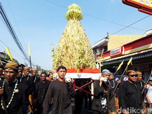 Puluhan Ribu Apem Diperebutkan Warga dalam Tradisi Saparan di Boyolali