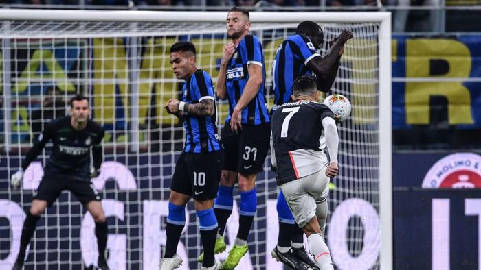 Cristiano Ronaldo belum pernah mencetak gol lewat tendangan bebas selama di Juventus (Foto: Alberto PIZZOLI / AFP)