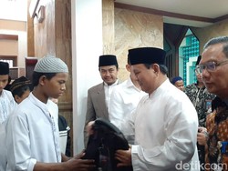 Prabowo Salat Jumat di Masjid Kemhan dan Santuni Anak Yatim
